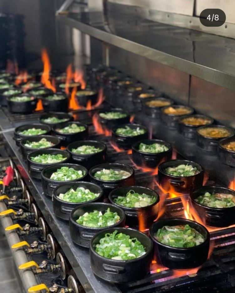 끓고 있는 된장찌개 — 20년째 이어온 도마의 대표 메뉴
