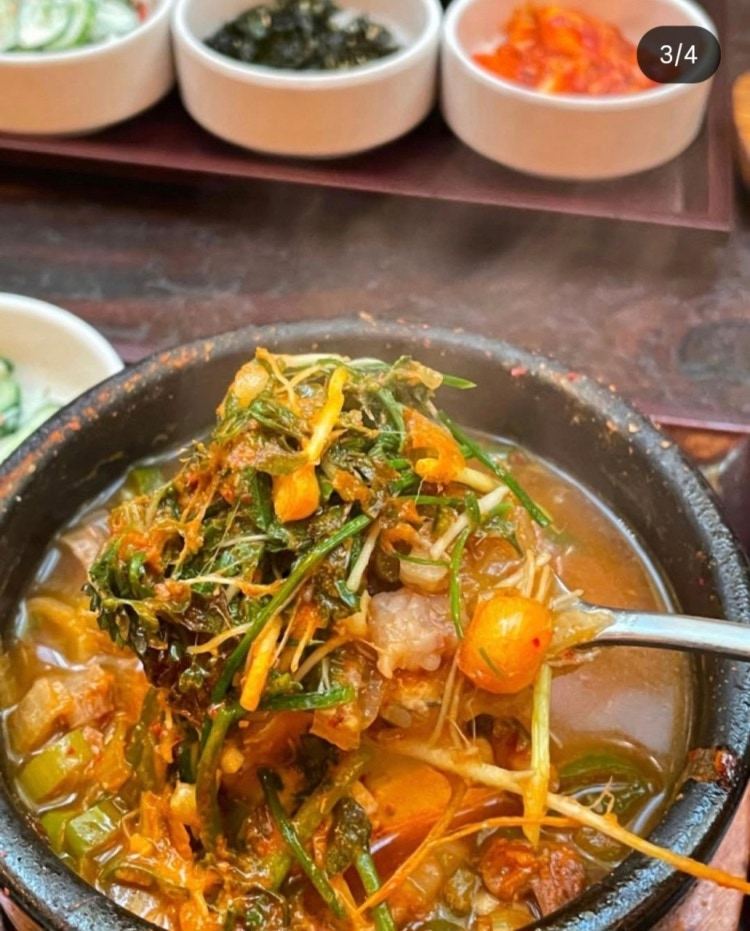 20년째 이어온 된장찌개를 한 술 뜬 모습 — 도마 인사동점
