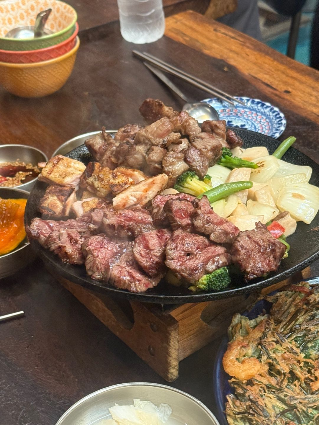 갈비본살·이베리코 목살·닭다리살로 구성한 고깃상