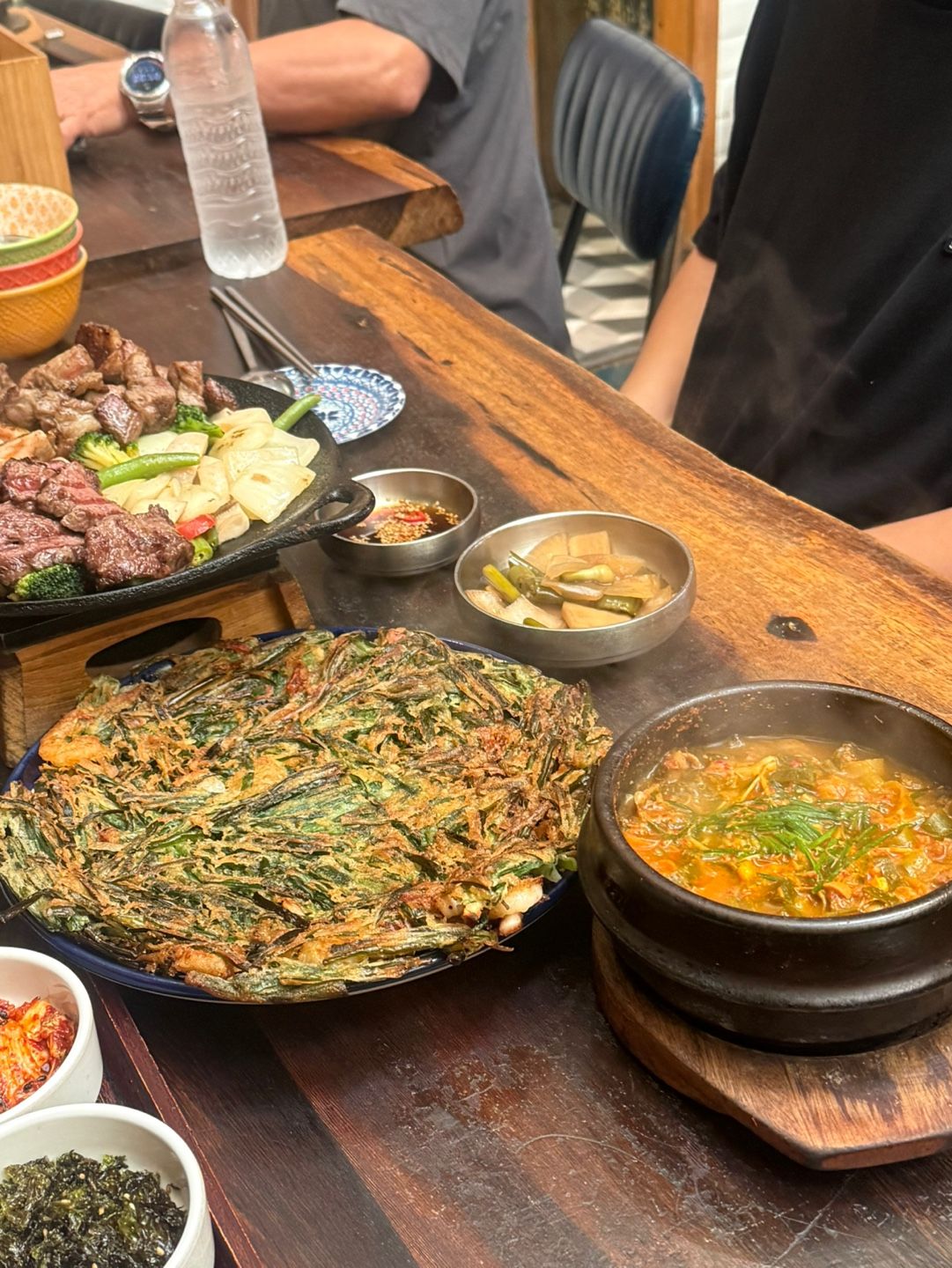 된장찌개 정식(돼지목살·닭다리살·고등어·육회비빔밥)과 솥밥 3총사(갈비솥밥·이베리코 매운 솥밥·정선 곤드레 연근 솥밥) — SBS 생방송 투데이