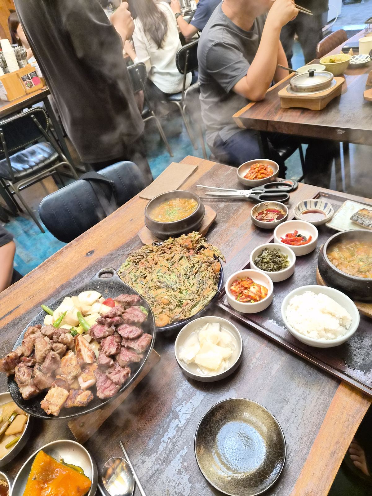 솥밥과 찌개, 반찬을 함께 차린 도마의 한 상