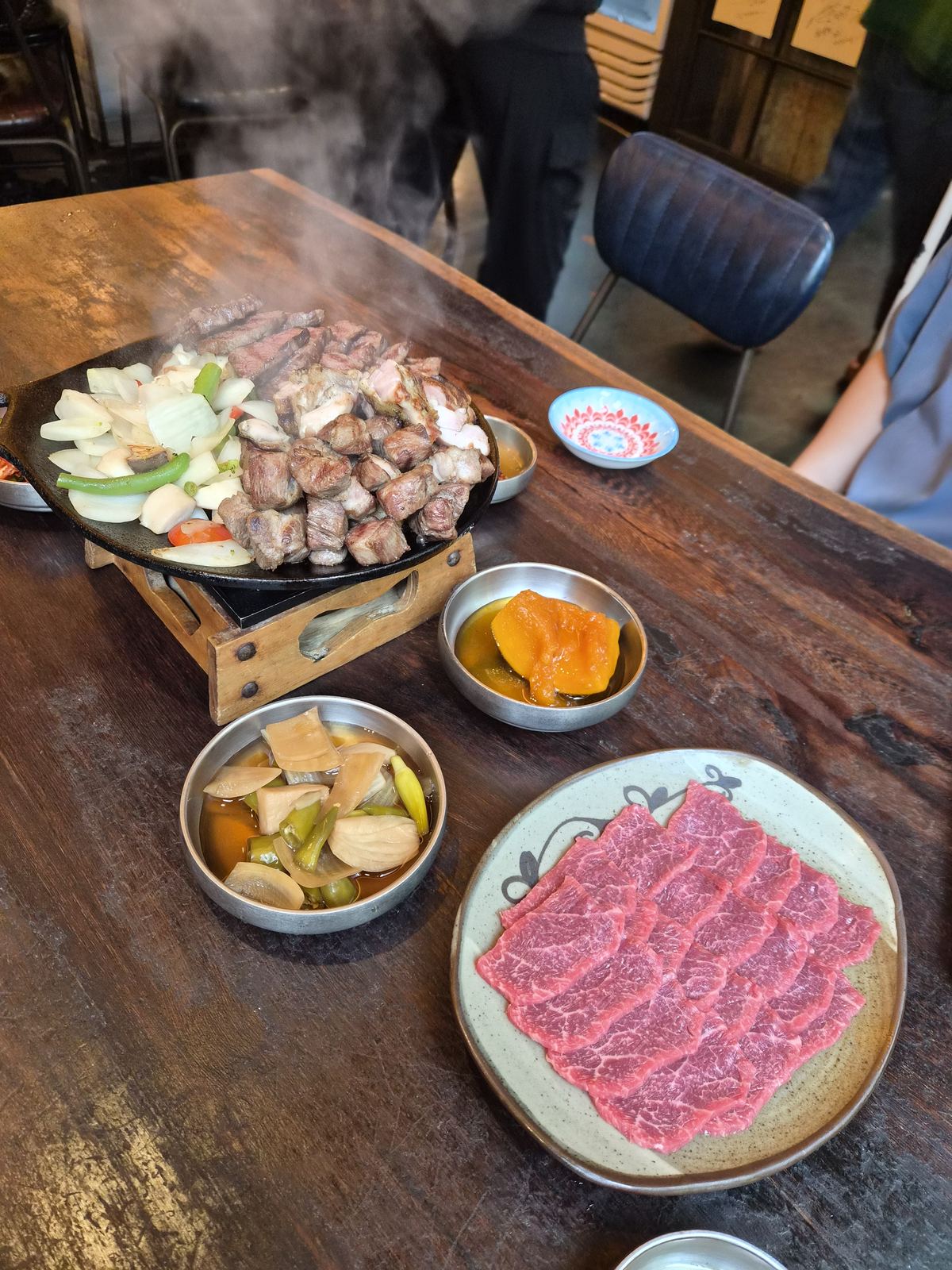 솥밥 정식과 숯불구이를 함께 차린 상
