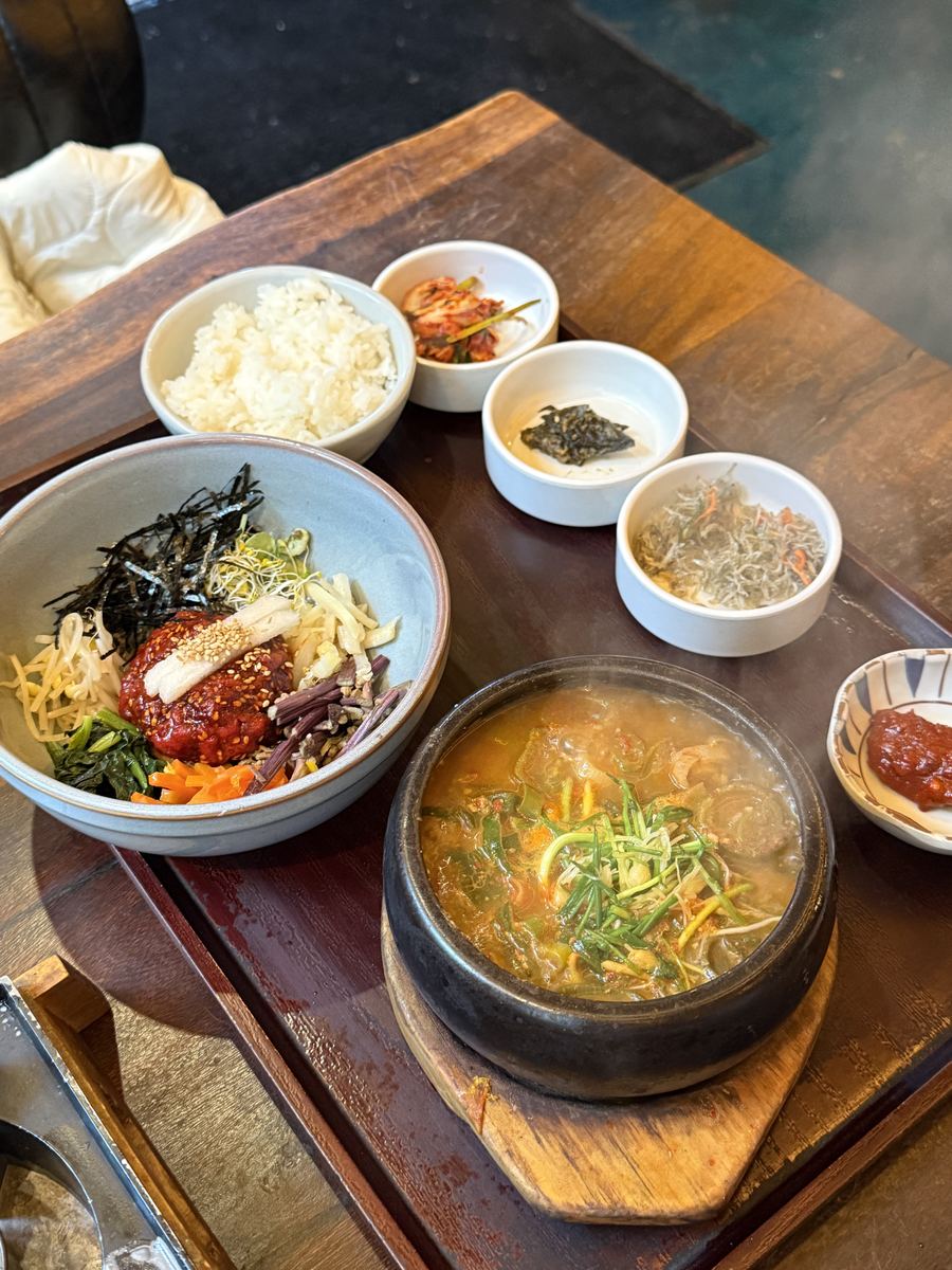 1++ 한우 육회를 올린 육회비빔밥 정식
