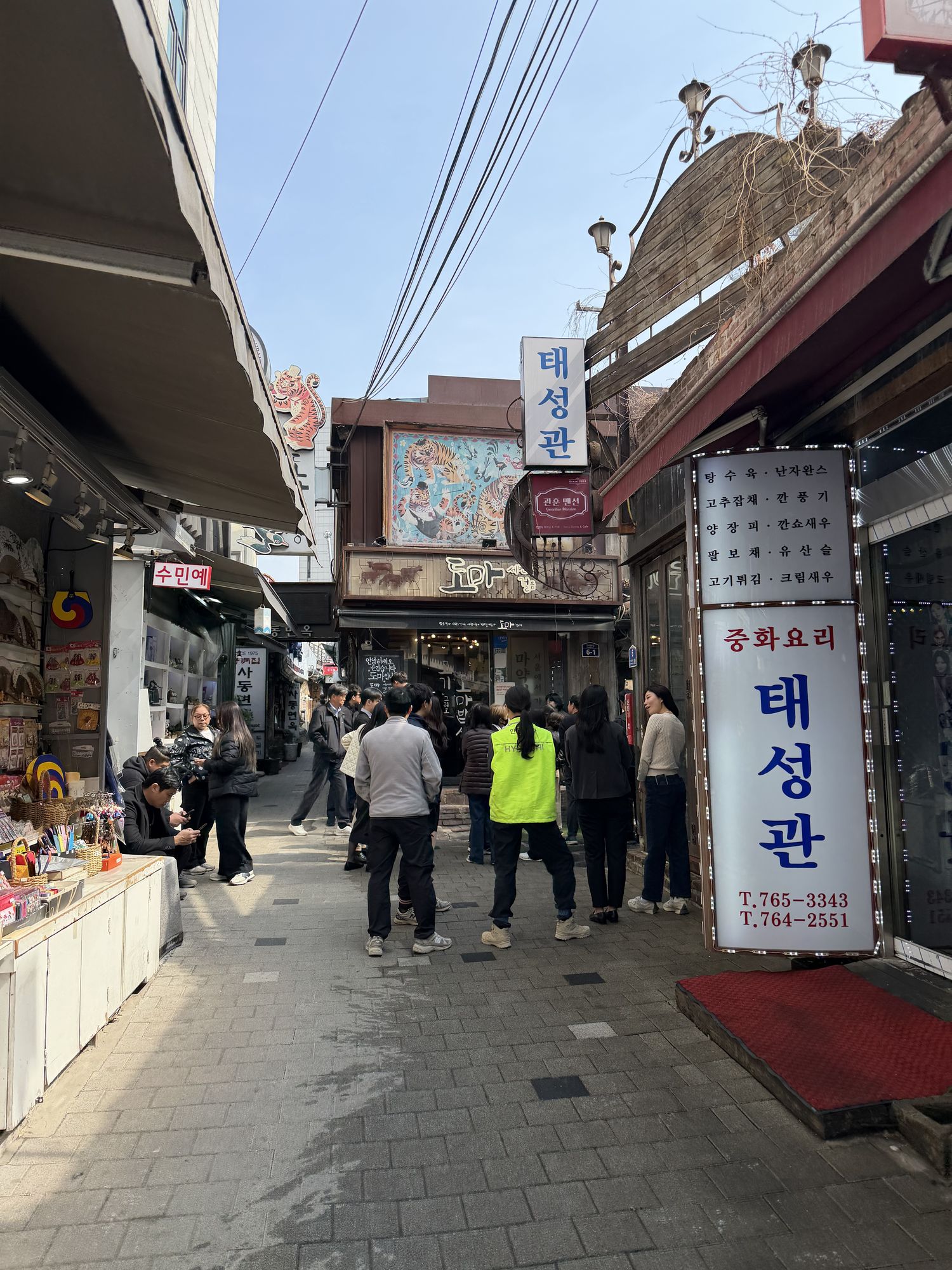 인사동8길 골목에서 본 도마 인사동점 외관 — 인사동 한식당