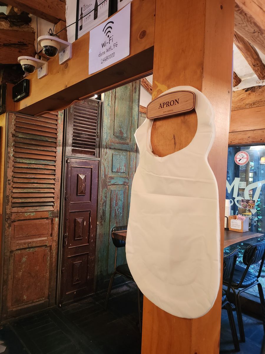 숯불 자리에 준비해 둔 앞치마